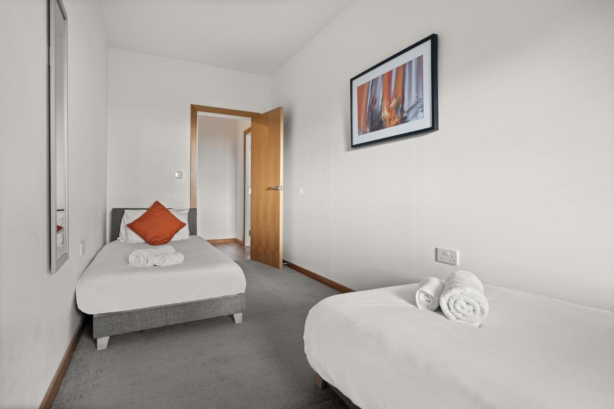 Comfortable Modern Apartment In Swindon, Free Parking Sleeps Up To 5 Eksteriør billede