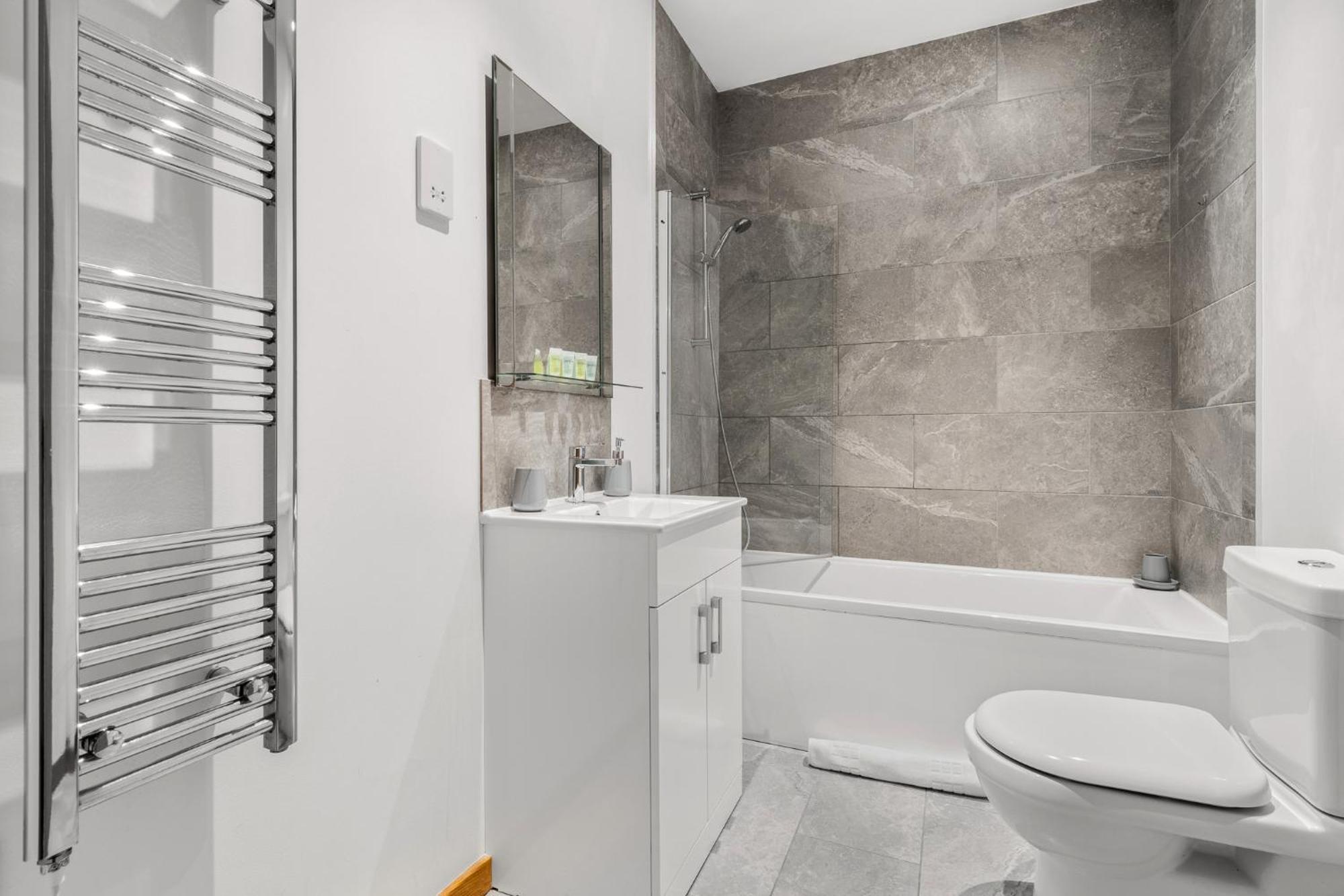 Comfortable Modern Apartment In Swindon, Free Parking Sleeps Up To 5 Eksteriør billede